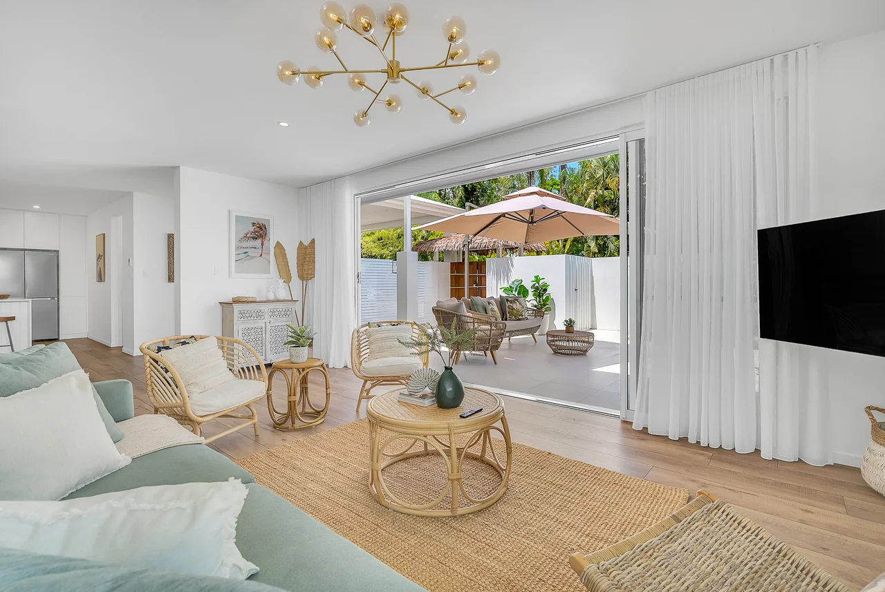 high-end-hdr-real-estate-image-blending-us Bright and balanced living area with clear window views and natural lighting after US real estate HDR processing.